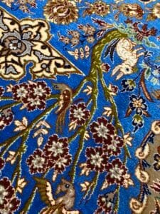 Azerbaijan Tappeti Milano Intricato tappeto persiano blu con motivi floreali e di uccelli, caratterizzato da motivi beige, marroni e verdi.