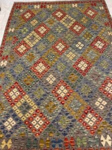 Azerbaijan Tappeti Milano Tappeto con motivi geometrici a forma di rombi e quadrati multicolori su uno sfondo prevalentemente grigio.