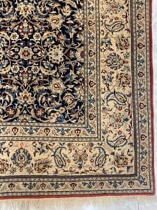 Azerbaijan Tappeti Milano Tappeto con motivo floreale intricato con un motivo centrale scuro bordato da un motivo floreale più chiaro. Logo colorato nell'angolo in alto a destra.