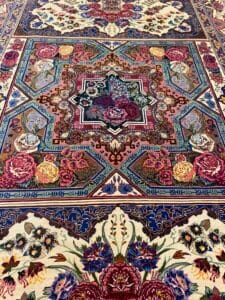 Azerbaijan Tappeti Milano Tappeto persiano con motivi intricati, con colorati motivi floreali e forme geometriche nei toni del rosso, blu e avorio.