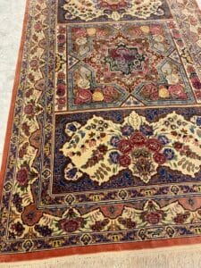 Azerbaijan Tappeti Milano Tappeto decorato in stile persiano con motivi floreali, disegni geometrici e motivi colorati su uno sfondo color crema e blu.