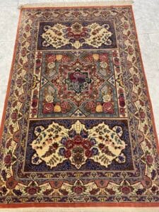 Azerbaijan Tappeti Milano Tappeto rettangolare in stile persiano con motivi intricati, floreali e geometrici in colori intensi.
