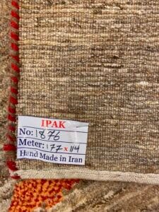 Azerbaijan Tappeti Milano Un tappeto tessuto a mano con un'etichetta che riporta la scritta "IPAK, n. 1876, metri: 1,77 x 1,14, fatto a mano in Iran".