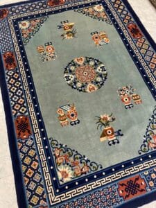 Azerbaijan Tappeti Milano Tappeto rettangolare blu con intricati e colorati motivi floreali e geometrici e bordi dettagliati.